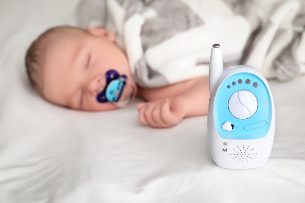 Bébé endormi avec babyphone